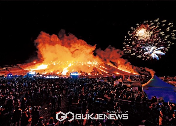  4년 만에 대면행사로 꾸려진 제25회 제주들불축제가 결국 불 없는 행사로 치러지며 반쪽짜리 축제라는 아쉬움을 남겼다.[사진=국제뉴스 제주본부 DB]