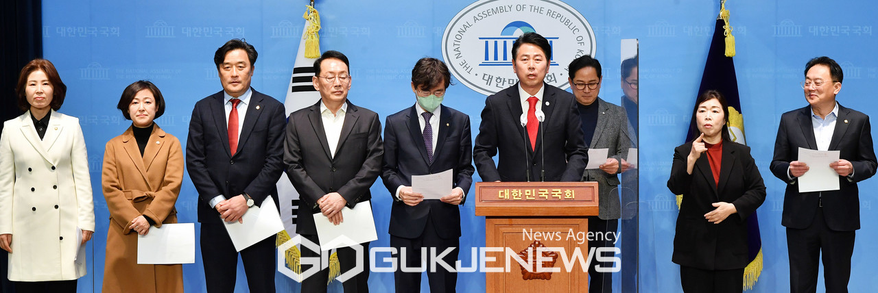 (서울=국제뉴스) 국민의힘 김미애(왼쪽부터), 황보승희, 정동만, 김도읍, 조경태, 전봉민, 김희곤 의원이 14일 국회에서 가덕신공항 관련 기자회견을 하고 있다./사진=이용우기자