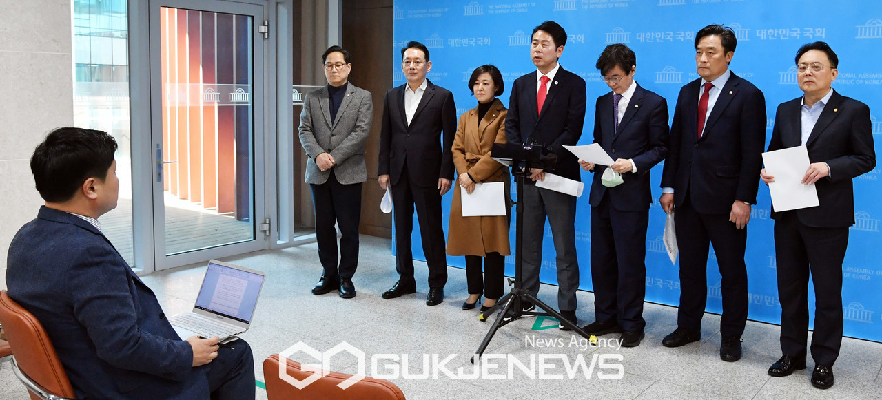 (서울=국제뉴스) 국민의힘 박수영(왼쪽부터), 김도읍, 황보승희, 전봉민, 조경태, 정동만, 김희곤 의원이 14일 국회에서 가덕신공항 관련 기자회견을 한 후 취재진의 질문에 답변하고 있다./사진=이용우기자