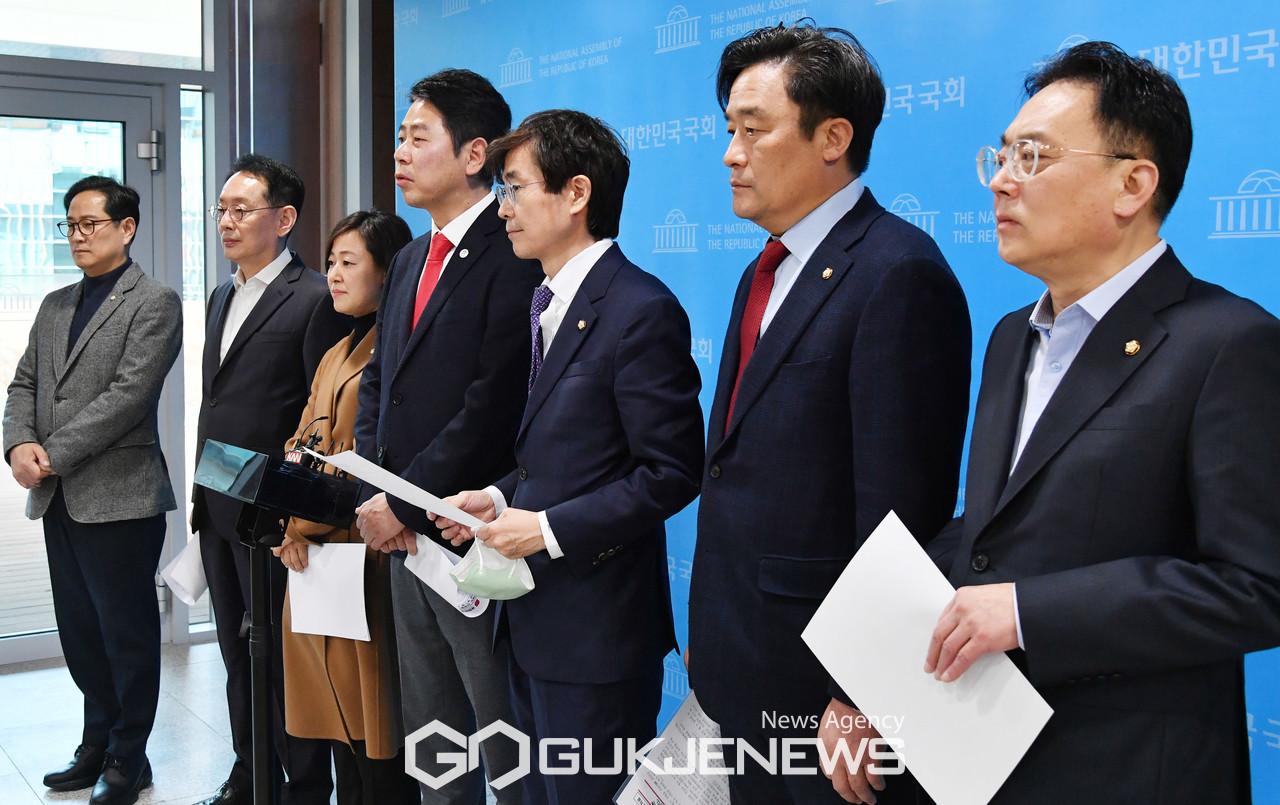 (서울=국제뉴스) 국민의힘 박수영(왼쪽부터), 김도읍, 황보승희, 전봉민, 조경태, 정동만, 김희곤 의원이 14일 국회에서 가덕신공항 관련 기자회견을 한 후 취재진의 질문에 답변하고 있다./사진=이용우기자