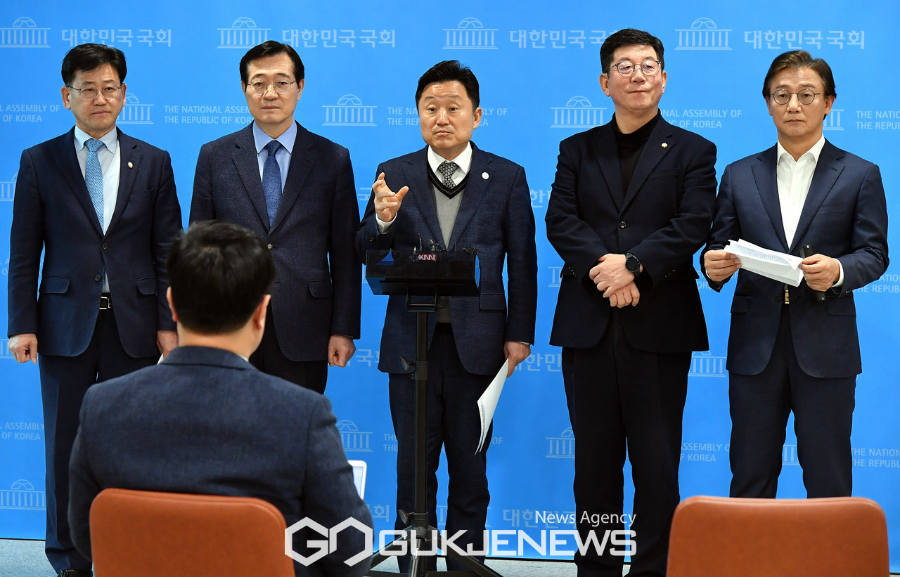 ▲더불어민주당 김정호(왼쪽부터), 민홍철, 최인호, 박재호, 전재수 의원이 14일 국회에서 가덕신공항 관련 기자회견을 한 후 취재진의 질문에 답변하고 있다./사진=이용우기자