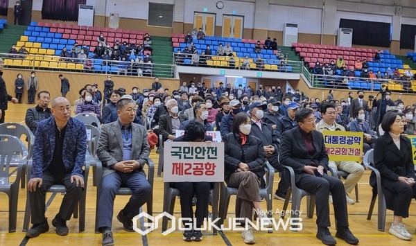 제2공항 성산읍추진위원회(회장 오병관)은 14일 오후 2시 성산읍생활체육관에서 제제2공항 건설촉구 주민결의대회를 열고 국토부와 제주도지사, 제주도의회, 제주지역 국회의원들에게 순조로운 건설을 촉구했다.[사진=문서현 기자]