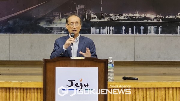 오병관 제2공항 성산읍추진위원장은 "정치권이 국책사업인 제2공항을 정치적으로 이용하면서 여론을 호도하고 왜곡해 왔다"며 "주민투표는 주민 갈등만 조장할 뿐"이라며 갈등 해소의 대안이 되지 않는다"고 지적했다. [사진=문서현 기자]