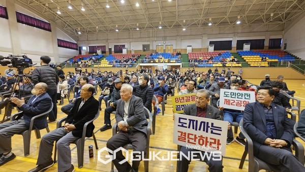  제2공항 성산읍추진위원회는 결의문을 통해 제2공항 건설을 제주경제를 살리는 일"이라며 "제주도의 발전과 도민의 안전과 편의를 위하는 도지사를 원한다"며 오영훈 제주도지사의 대승적 결단"을 촉구했다.[사진=문서현 기자]