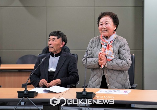 4‧3당시 큰넓궤에 은신했던 홍춘호 할머니는 “많은 이들이 오랜 시간 고생해서 만들어낸 술인 만큼 의미있게 활용되길 바란다”고 말했다.[사진=제주민예총]