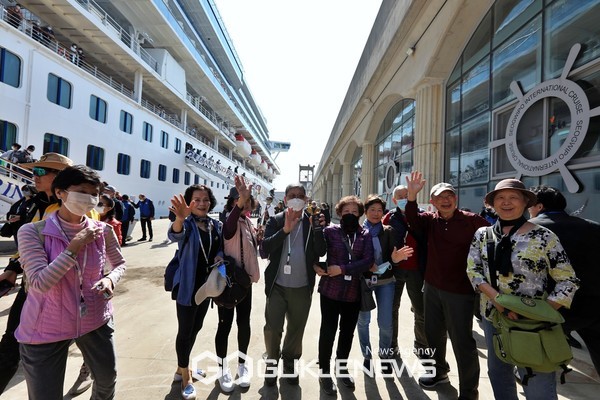  19일 오전 10시 버뮤다 선적 11만 5,000톤급의 대형 국제 크루즈선인 ‘다이아몬드 프린세스호’가 승객 1,500여명을 태우고 강정민군복합항에 입항했다.[사진=제주도청]