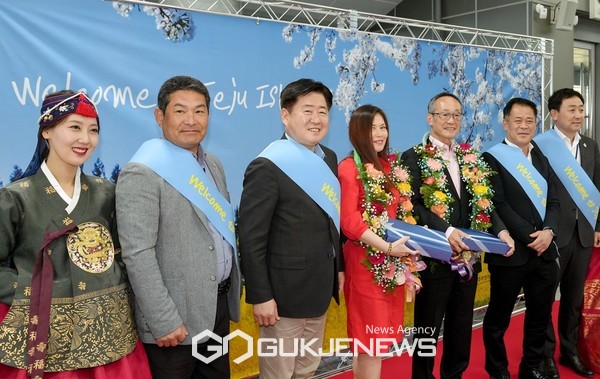 재주도는 올해 첫 국제 크루즈선이 첫 입항을 축하하는 환영행사를 열고,  다이아몬드 프린세스호 승객인 사토 유이치(70) 씨와 사토 요코(58)씨 부부에게 제주도 기념품을 선물했다.[사진=제주도청]