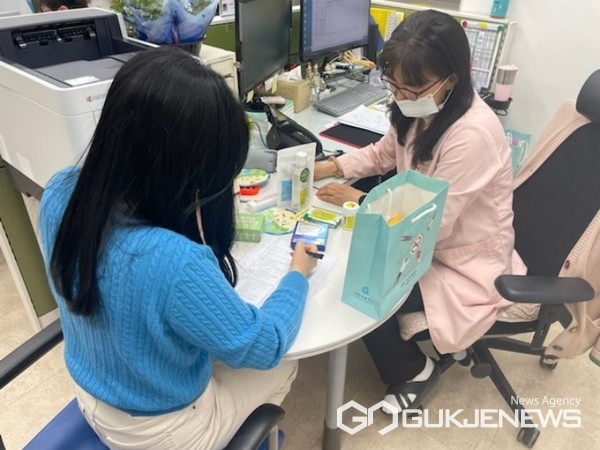 충남 서산시보건소에서 금연을 희망하는 한 여성이 금연 클리닉 관련 상담을 받고 있다. (사진 = 서산시 제공)