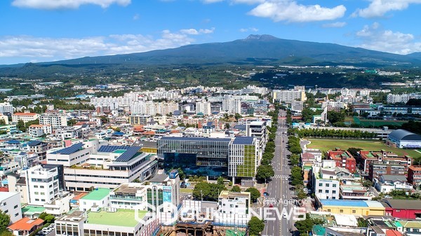 서귀포시가 매년 자전거 이용 활성화를 위한 예산 2억1천만원을 확보하고 4월 중순부터 서귀포시 관내 5개 자전거길을 정비한다.[사진=서귀포시청]