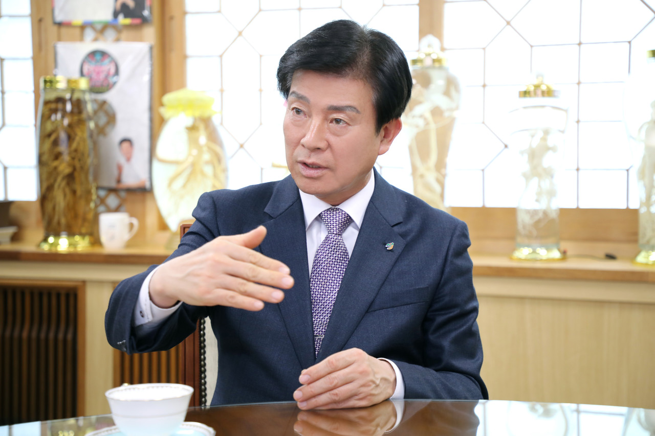 박범인 금산군수는 '후손들에게 자랑스런 금산을 물려주기 위한 최선, 최고의 노력을 다 하겠다'고 힘 주어 말하고 있다