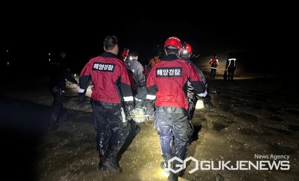 충남 태안해양경찰서가 20일 오후 9시 53분경 남면 당암포구 인근 갯벌에서 야간 갯벌체험 중 고립된 1명을 신속하게 구조했다. (사진 = 태안해경 제공)