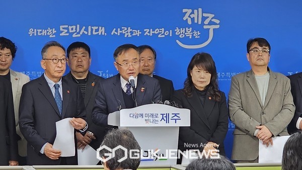 제주 도내 4·3단체·시민단체는 23일 오전 제주도청에서 기자회견을 열고 제주4.3의 진실을 왜곡하는 행위를 당장 멈출것을 촉구했다.[사진=문서현 기자]
