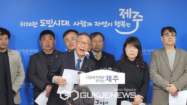 제주 도내 4·3단체·시민단체는 23일 오전 제주도청에서 기자회견을 열고 제주4.3의 진실을 왜곡하는 행위에 대해  끝까지 책임을 물을 것이고, 4·3단체·시민단체와 연대하며 싸워 나가겠다"고 밝혔다.[사진=문서현 기자]