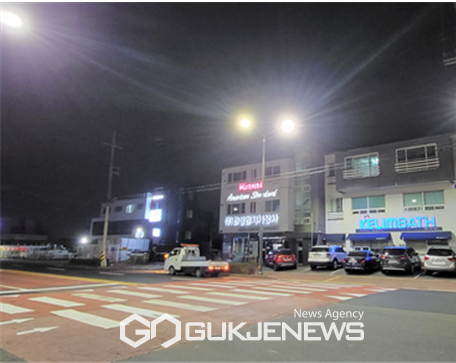 제주시가  안전조명등 조도개선사업 추진 일환으로 오라이동1188-4 – 제2동산교 서측에 안전조명등을 설치했다.[사진-제주시]