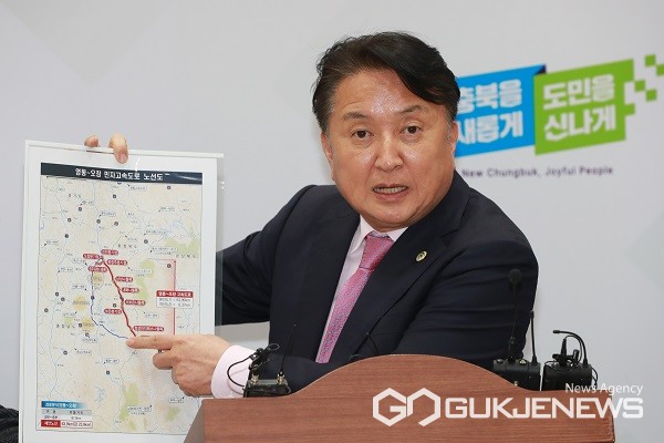 김영환 지사가 23일 도청에서 영동~오창 민자 고속도로 건설 관련, 브리핑을 하고 있다.(제공=충북도청)