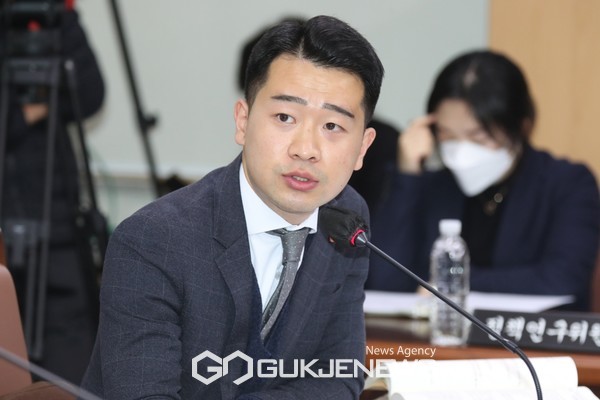 제주도의회 윤리특별위원회는 만취 음주운전을 한 더불어민주당 강경흠 제주도의회에 대해 의회 출석정지 30일과 공개사과 처분을 내렸다.[사진=제주도의회]