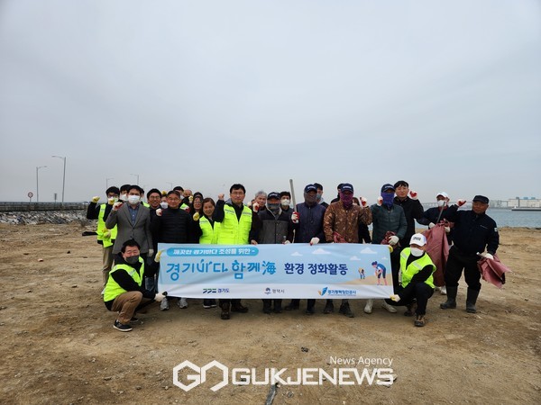 ▲ 경기평택항만공사와 평택시 등 평택항 내 관계기관이 해안정화활동 후 기념촬영을 하고 있다.<사진=경기평택항만공사 제공> 
