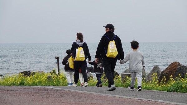 25~26일 열린 제25회 서귀포 유채꽃 국제걷기대회가 5천여명이 넘는 관광객, 도민 등이 참여하면서 성황리 개최됐다.[사진=서귀포시청]