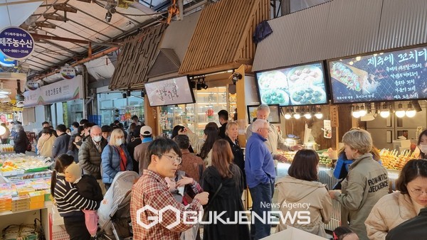 제주도는 지난 16일 아마데아호를 시작으로 제주항에 3월 한 달간 국제 크루즈선 5척이 입항해 6,200여 명이 제주를 방문했다.[사진=제주도청]