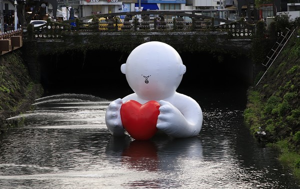 2022 아트페스타인제주에 전시된 박종호 작가의 사람 캐릭터로 만든 대형 에어벌륜[사진=2022아트페스타인제주]