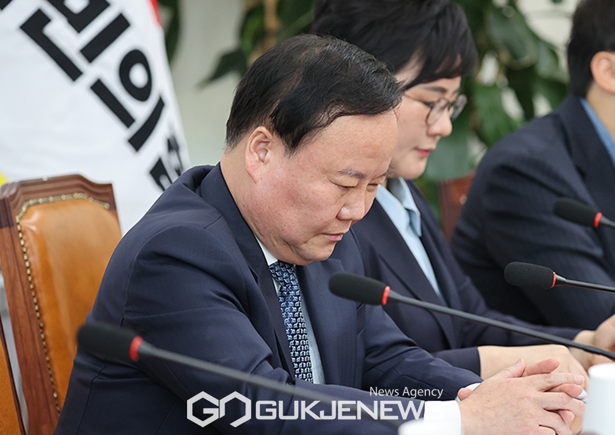 ▲김재원 국민의힘 최고위원은 30일 최고위원회의에 참석해 최근 발언과 관련해 진심으로 반성하고 있으며 앞으로 더 이상 이런 일이 없도록 자중하겠다고 고개를 숙였다./사진=이용우 기자