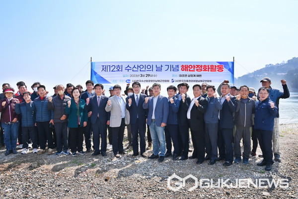 (사진제공=남해군)해안정화활동 참석자들이 기념사진을 찍고 있다