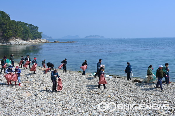 (사진제공=남해군)미조면 본촌 삼정개 해안 일원에서 환경정화 활동이 대대적으로 펼쳐지고 있다