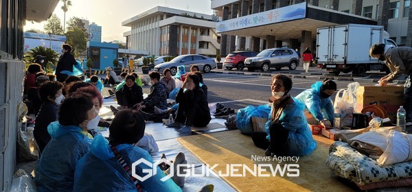 월정리 해녀들이 지난 30일 제주도청 앞에서 동부하수처리장 공사 강행과 관련 오영훈 지사의 입장을 듣기 위해 밤샘 농성을 벌였다.[사진=문서현 기자]