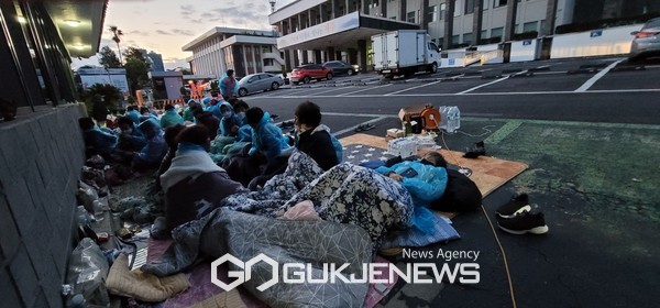 월정리 해녀들이 지난 30일 제주도청 앞에서 동부하수처리장 공사 강행과 관련 오영훈 지사의 입장을 듣기 위해 밤샘 농성을 벌였다.[사진=문서현 기자]