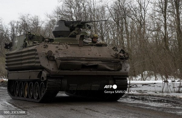 러시아의 우크라이나 침공이 한창인 2023년 4월 1일 우크라이나 군인이 도네츠크 지역 바흐무트 인근 전선 인근 도로를 따라 장갑차(APC)를 운전하고 있다. 사진제공/AFP통신