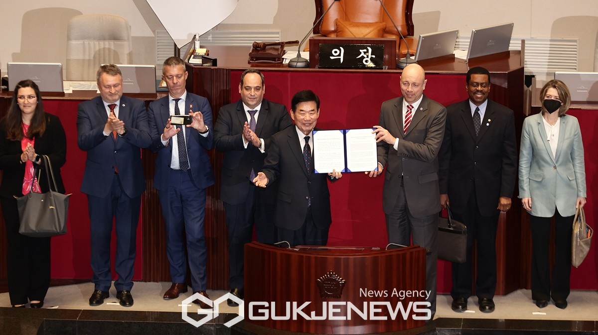 김진표 국회의장이 3일 오후 국회 본회의에서 국제박람회기구(BIE) 실사단장인 파트릭 슈페히트 행정예산위원장과 실사단에게 '2030 부산 세계박람회 성공적 유치 및 개최를 위한 결의안'을 전달하고 있다/제공=국제뉴스DB