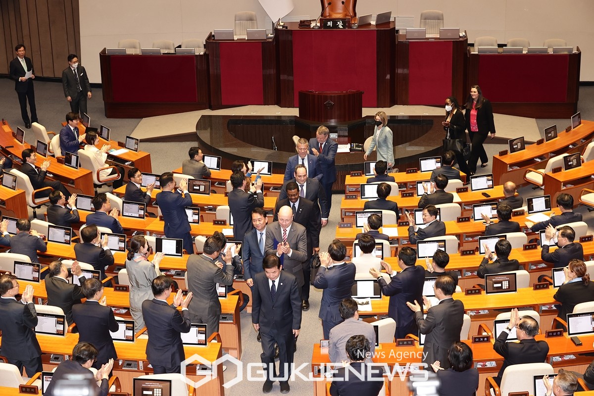 김진표 국회의장이 3일 오후 국회 본회의에서 국제박람회기구(BIE) 실사단장인 파트릭 슈페히트 행정예산위원장과 실사단에게 '2030 부산 세계박람회 성공적 유치 및 개최를 위한 결의안'을 전달한 뒤 함께 퇴장하고 있다/제공=국제뉴스DB