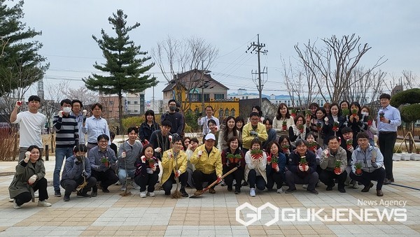 제천교육지원청은 4일 식목일을 맞아 나라사랑 나라꽃 무궁화 33그루를 식재했다.(사진=제천교육청)