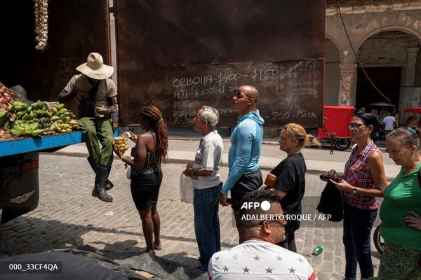 쿠바인들이 2023년 3월 31일 쿠바 아바나에서 식량을 사기 위해 줄을 서 있다. 사진제공/AFP통신