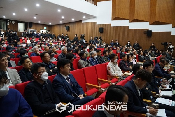 지난 6일 오후 6시 서귀포시청소년수련관에서 열린 제2공항 기본계획 2차 도민 경청회가 열렸다.[사진=문서현 기자]