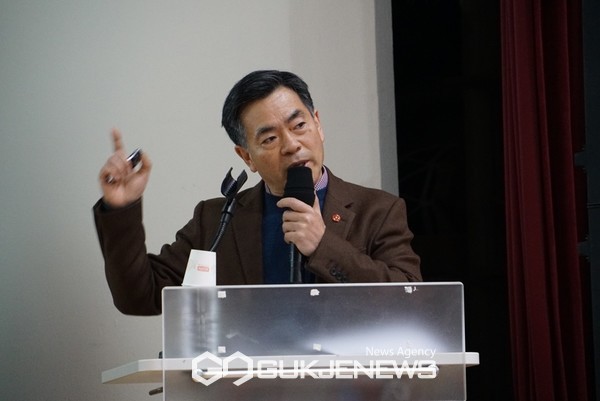 제2공항 건설 반대측을 대표한 박찬식 위원은 조류 충돌로 인한 항공 안전의 위험성과 잘못 예측된 관광수요 등의 문제를 집중적으로 제기했다[사진=문서현 기자]