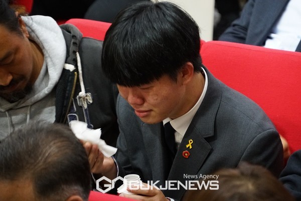 제2공항 도민경청회에 참석한 서귀포고등학교 재학생이 제2공항 도민경청회를 듣고 눈물을 흘리며 욕설과 비방이 난무한데 이게 무슨 토론회냐고 눈물로 호소했다.[사진=문서현 기자]
