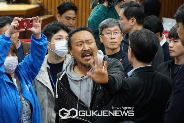 학생의 발언에 대해 무차별 인신공격성 발언이 쏟아지자 반대측 사람들이 거세게 항의하며 사과를 요구했다.[사진=문서현 기자]