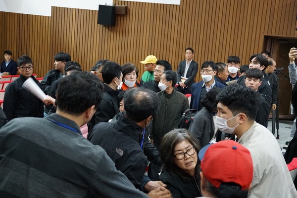 학생의 발언에 대해 무차별 인신공격성 발언이 쏟아지자 반대측 사람들이 거세게 항의하며 사과를 요구했다.[사진=문서현 기자]