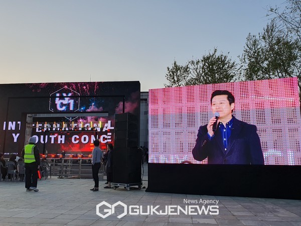김대중재단 청년위원회가 후원한 제1회국제청소년콘서트에서 축사를 하고 있는 이현주 청년위원장(사진=김대중재단 청년위원회)