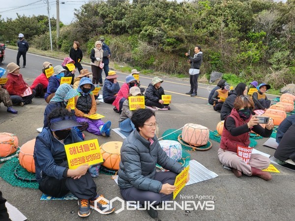 월정리 해녀들이 지난 1일과 4일 동부하수처리장 증설에 반대하며 공사업체의 일방적 공사 강행을 저지하고 있다.[사진=문서현 기자]