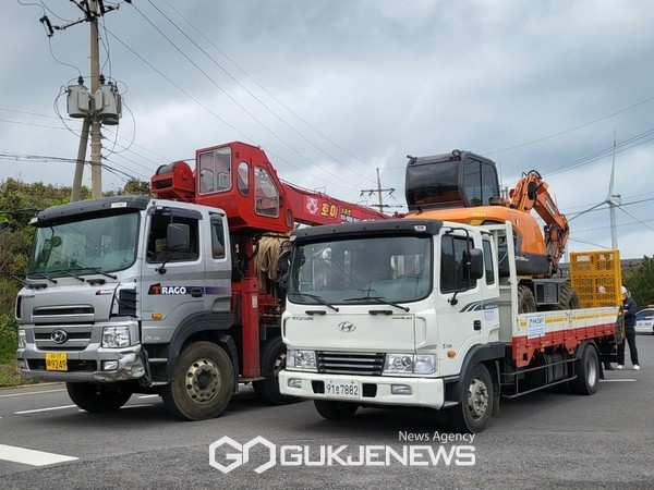 지난 1일과 4일에도 공사를 강행하려고 했으나 월정리 해녀들의 저지로 무산됐다.[사진=문서현 기자]