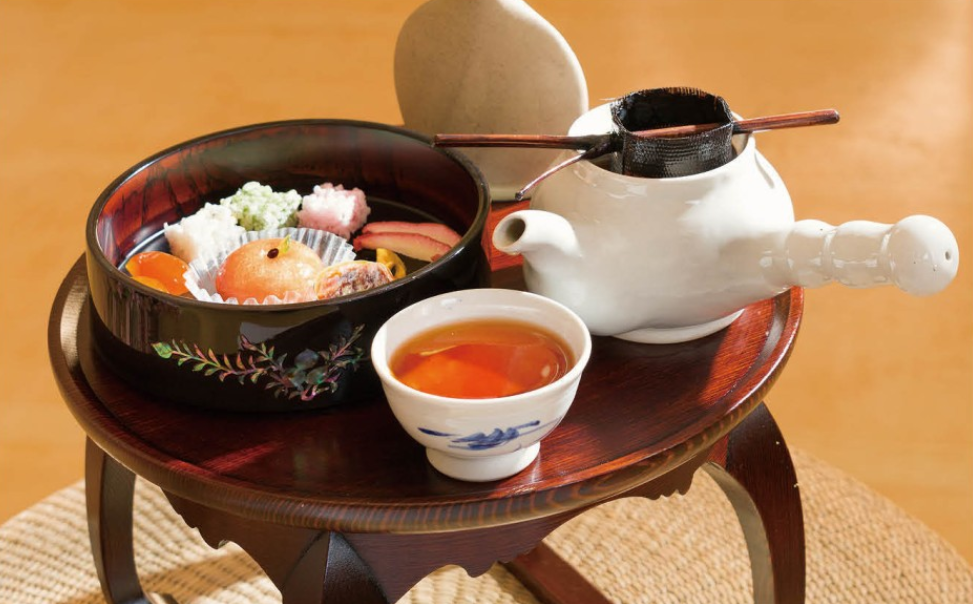 궁중 병과와 약차 테이블에 세팅된 모습