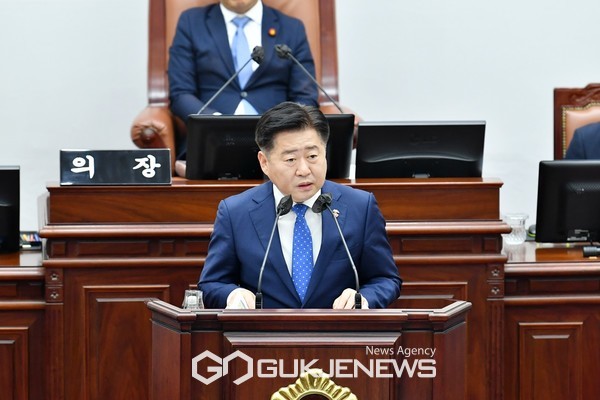 오영훈 제주도지사가 지난 11일 열린  제주도의회 임시회 제2차 본회의 도정질문에서 제2공항 건설과 관련 현 공항 확충은 어렵다는 입장을 거듭 밝혔다.[사진=제주도의회]