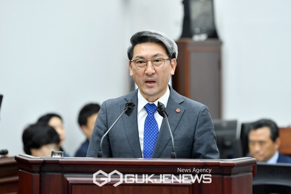 11일 열린 제415회 제주도의회 임시회 제2차 본회의 도정질문에서 김황국 의원(국민의힘·용담1,2동)은 제2공항 건설 필요성에 대한 명확한 입장을 물었다.[사진=제주도의회]