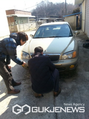 영주시 직원들이 체납 차량에 대한 번호판 영치를 하고 있다