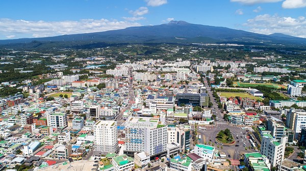 서귀포시가 제주 지역 최초로 외국인 공공형 계절근로사업을 본격 가동해 농, 고령농 등 영농 취약 농가의 인력난 해소에 큰 도움이 될 것으로 기대하고 있다.[사진=서귀포시청 전경]
