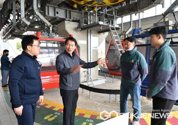 (사진제공=사천시)사천바다케이블카를 찾은 한재천 이사장이 직원들과 소통에 나서고 있다