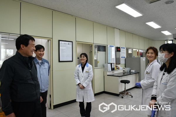 (사진제공=사천시)한재천 이사장이 하수처리시설 실험실 직원과 대화를 나누고 있다