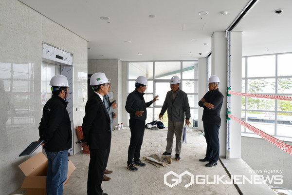 (사진제공=사천시)우주항공체육센터 공사현장 방문점검에 나선 한재천 이사장